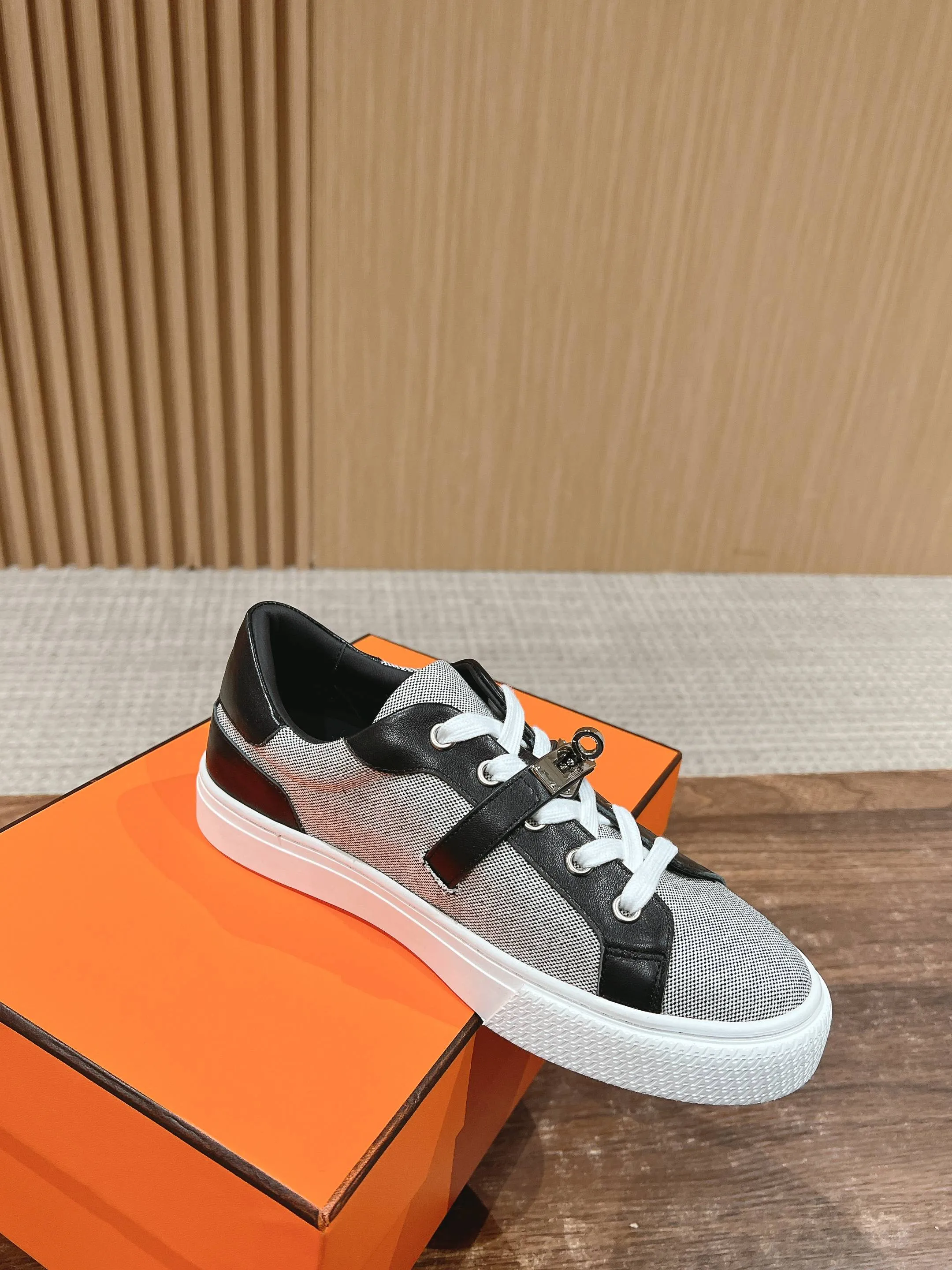 👟👟Ex-factory price 520👟👟 [Cloth cover]🍓 𝐇𝐄𝐑𝐌𝐄𝐒 Hermès classic couple model #𝐊𝐞𝐥𝐥𝐲 buckle casual white shoes skateboard shoes, no shoes collision at all, full of unknown Hermès It’s rare to find flat casual shoes, and they come with classic palladium-plated Kelly shoe buckles! People will fall in love with it at first glance. It is very versatile ~ you can wear it with skirts and pants at will. 🉑️Close your eyes and look super noble. ❥ MATERIAL Specific cowhide/canvas material, sheepskin lining, original molded TPU outsole Size: 35-44